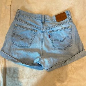 Women’s Levi’s jean shorts size 28